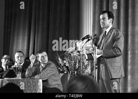 Ein Vortrag am Abend des russischen Dichters Yevgeny Yevtushenko findet am 21. Januar 1963 in München. Das Bild zeigt Maximilian Schell, der liest die Deutsche version von Einige der Gedichte. Auf der linken Seite Yevgeny Yevtushenko. | Verwendung weltweit Stockfoto