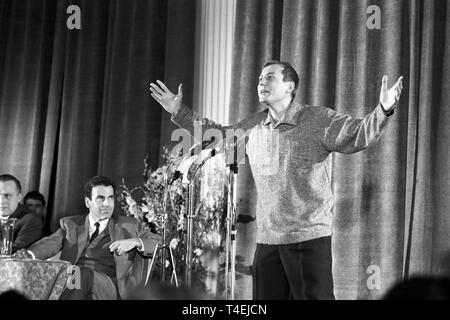 Ein Vortrag am Abend des russischen Dichters Yevgeny Yevtushenko findet am 21. Januar 1963 in München. Das Bild zeigt Yevgeny Yevtushenko auf dem Podium (r). | Verwendung weltweit Stockfoto