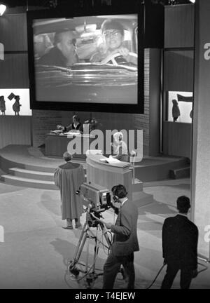 Am 27. Januar 1963 eine neue Episode der TV-Show 'Die Sonntagsrichter" in Frankfurt am Main erfasst wird. Das Bild zeigt einen Blick in das Studio, wo die Schauspieler einen Film auf einem großen Bildschirm anzusehen. | Verwendung weltweit Stockfoto