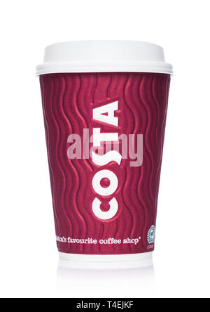 LONDON, Großbritannien - 15 April, 2019: Costa Coffee Pappbecher von der berühmten Coffee Shop Kette mit Logo in der Mitte auf Weiß. Stockfoto