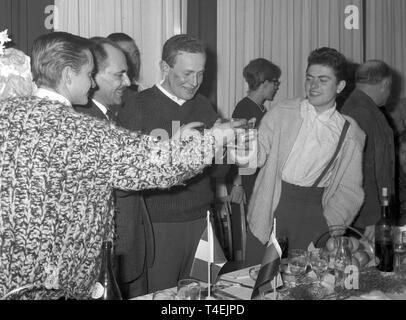 Eine Party im Grandhotel in Misurina findet am Abend des 27. Januar 1963 Für die drei Deutschen Bergsteiger Rainer Kauschke, Peter Siegert und Gert Uhner aus München, die von der Nordseite der "Großen Zinne" in den Dolomiten zurückgekehrt nach 17 Tagen. Foto: Georg Göbel dpa | Verwendung weltweit Stockfoto