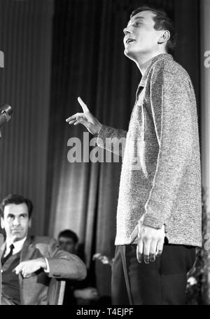 Ein Vortrag am Abend des russischen Dichters Yevgeny Yevtushenko findet am 21. Januar 1963 in München. Das Bild zeigt Yevgeny Yevtushenko auf dem Podium, im Hintergrund Maximilian Schell. | Verwendung weltweit Stockfoto