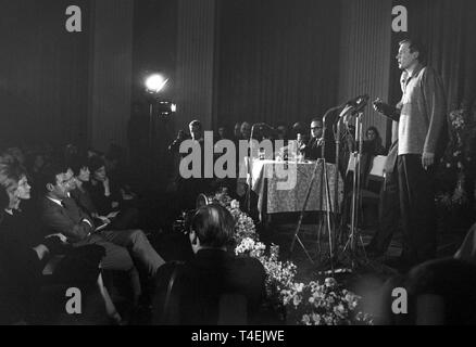 Ein Vortrag am Abend des russischen Dichters Yevgeny Yevtushenko findet am 21. Januar 1963 in München. Das Bild zeigt Yevgeny Yevtushenko auf dem Podium (r) und dem Publikum. | Verwendung weltweit Stockfoto