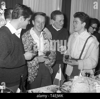 Eine Party im Grandhotel in Misurina findet am Abend des 27. Januar 1963 Für die drei Deutschen Bergsteiger Rainer Kauschke, Peter Siegert und Gert Uhner aus München, die von der Nordseite der "Großen Zinne" in den Dolomiten zurückgekehrt nach 17 Tagen. Foto: Georg Göbel dpa | Verwendung weltweit Stockfoto