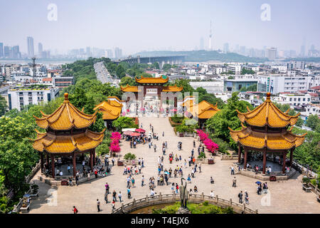 25. April 2018, Wuhan China: Malerische Aussicht auf den Jangtse große Brücke mit Menschen und Kran Statue aus dem Yellow Crane Tower in Wuhan Hubei China Stockfoto