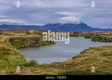 Landschaft von Myvatn See in der Nähe von reykjahlid Dorf in Island, Ansicht mit Blafjall Berg im Hintergrund Stockfoto