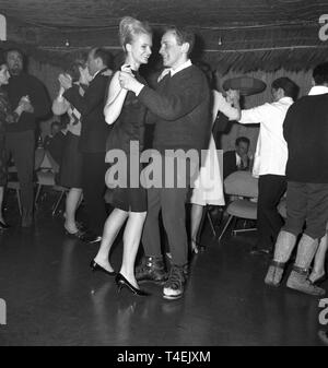 Die deutsche Bergsteiger Gert Uhner Tänze mit einer jungen Frau auf einem Empfang zu Ehren der drei Bergsteiger, die geklettert haben die Spitze des Berges' Großen Zinne" (Archiv Bild aus dem 27. Januar 1963). | Verwendung weltweit Stockfoto