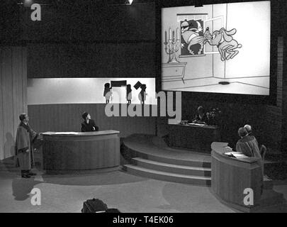 Am 27. Januar 1963 eine neue Episode der TV-Show 'Die Sonntagsrichter" in Frankfurt am Main erfasst wird. Das Bild zeigt einen Blick in das Studio, wo die Schauspieler eine Animation Film auf einem großen Bildschirm anzusehen. | Verwendung weltweit Stockfoto