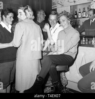 Eine Party im Grandhotel in Misurina findet am Abend des 27. Januar 1963 Für die drei Deutschen Bergsteiger Rainer Kauschke, Peter Siegert und Gert Uhner aus München, die von der Nordseite der "Großen Zinne" in den Dolomiten zurückgekehrt nach 17 Tagen. Foto: Georg Göbel dpa | Verwendung weltweit Stockfoto