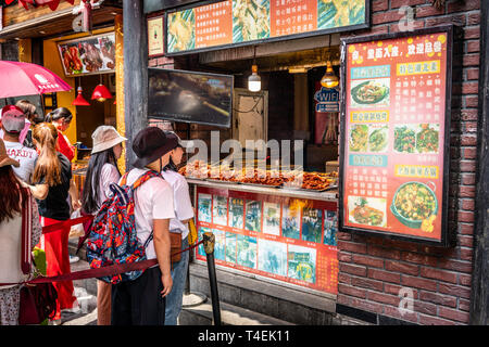 25. April 2018, Wuhan China: Chinesische Volk Queuing für fleischspieße Street Food in Hubu Gasse in Wuhan Hubei China Stockfoto