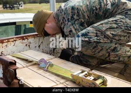 Marine Corps Cpl. Noah Mckinney mit Munition, 2. die Versorgung Bataillon, Bekämpfung der Logistik Gruppe 25, 2. Marine Logistik Gruppe zählt mehr als Munition in Camp Lejeune in North Carolina, USA, 27. März links. 2019. Munition Co. ein Feld Munition liefern Punkt in der Unterstützung der 2. Marine Division konstruiert zu liefern alles von 5,56 Millimeter Kleinwaffen zu hoch explosive ordnance. Stockfoto