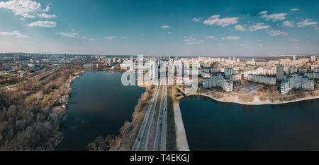 Luftaufnahme von Obolon Bezirk, Kiew, Ukraine. Zwei Seen mit Straße zwischen Stockfoto