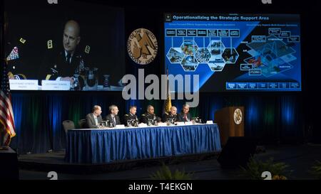 Generalleutnant Ed Daly, stellvertretender Kommandeur der Armee Materiel Command, Kommentare auf die Verfügbarkeit und die Ausrüstung Bereitschaft, industrielle Basis, Bereitschaft und strategische Macht Projektion Bereitschaft während einer Podiumsdiskussion der Vereinigung der US-Armee globale Kraft Symposium und Ausstellung, 27. März 2019 in Huntsville, Alabama. Mit ihm an der Frontblende, von links, W. Jordan Gillis, erster Stellvertreter des Staatssekretärs der Armee (Installationen, Energie und Umwelt); Alan Estevez, ehemalige stellvertretende Staatssekretär für Verteidigung (Akquisition, Technik & Logistik); Generalleutnant Bradl Stockfoto