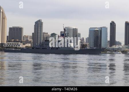 Die Crew der USS Decatur (DDG73) Mann die schienen, wie sie vergangenen Downtown San Diego Segel weg zu Naval Base San Diego am 1. April. Stockfoto