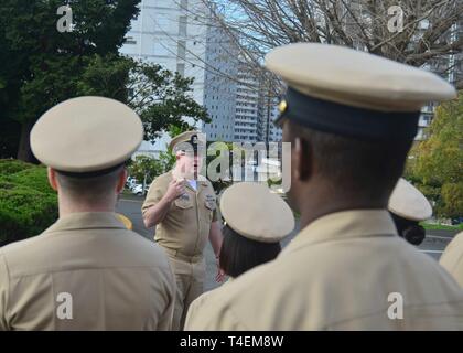 Japan (April 1, 2019) - Command Master Chief der US Naval Forces Japan, Command Master Chief Steven Snyder, liefert eine Rede in Yokosuka, Chief Petty Officers bei einer Festveranstaltung zum 126. Geburtstag Chief Petty Officer an Bord der Flotte Aktivitäten (FLEACT) Kamakura. FLEACT Yokosuka bietet, wartet und betreibt base Einrichtungen und Dienstleistungen zur Unterstützung der US-Flotte 7 Vorwärts - bereitgestellt Seestreitkräfte, 71 Mieter Befehle, und mehr als 27.000 militärisches und ziviles Personal. Stockfoto