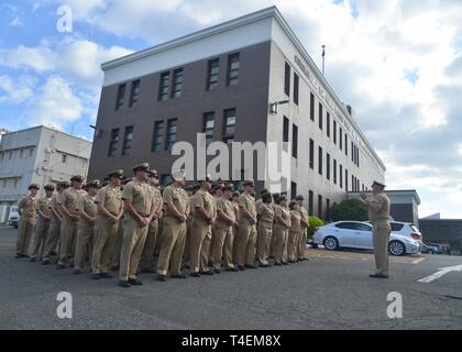 Japan (April 1, 2019) - Command Master Chief der US Naval Forces Japan, Command Master Chief Steven Snyder, liefert eine Rede in Yokosuka, Chief Petty Officers bei einer Festveranstaltung zum 126. Geburtstag Chief Petty Officer an Bord der Flotte Aktivitäten (FLEACT) Kamakura. FLEACT Yokosuka bietet, wartet und betreibt base Einrichtungen und Dienstleistungen zur Unterstützung der US-Flotte 7 Vorwärts - bereitgestellt Seestreitkräfte, 71 Mieter Befehle, und mehr als 27.000 militärisches und ziviles Personal. Stockfoto