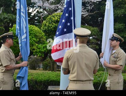 Japan (April 1, 2019) - Chief Petty Officers zu Flotte Aktivitäten (FLEACT) Yokosuka Verhalten morgen Farben bei einer Festveranstaltung zum 126. Geburtstag Chief Petty Officer onboard FLEACT Yokosuka zugeordnet. FLEACT Yokosuka bietet, wartet und betreibt base Einrichtungen und Dienstleistungen zur Unterstützung der US-Flotte 7 Vorwärts - bereitgestellt Seestreitkräfte, 71 Mieter Befehle, und mehr als 27.000 militärisches und ziviles Personal. Stockfoto