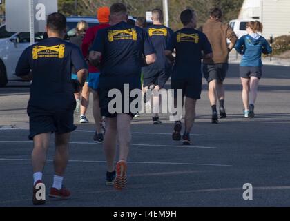 WILMINGTON, N.C. (1. April 2019) Segler zu Virginia zugewiesen-u-Boot USS North Carolina (SSN777) mit der Wilmington Road Runners Club läuft während der Marine Woche ausgeführt werden. Die marine Woche Programm dient als Auftraggeber übertreffen Bemühung der Marine in den Bereichen des Landes ohne eine bedeutende Marine Präsenz. Stockfoto