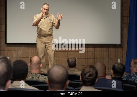 Marine Medizin West (NMW) Command Master Chief Loren Rucker, spricht während einer alle Hände zu regionalen Headquarters onboard Naval Base San Diego Personal. NMW stellt die medizinische Versorgung fast 700.000 Empfängern der Westküste der USA, in Asien und im Pazifik. Global, NMW beaufsichtigt acht Research Laboratories in den USA und Übersee, die Forschung zur Unterstützung der warfighter Gesundheit und Bereitschaft zu liefern. Stockfoto