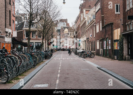 Amsterdam Fahrrad parken auf alten Straßen Stockfoto