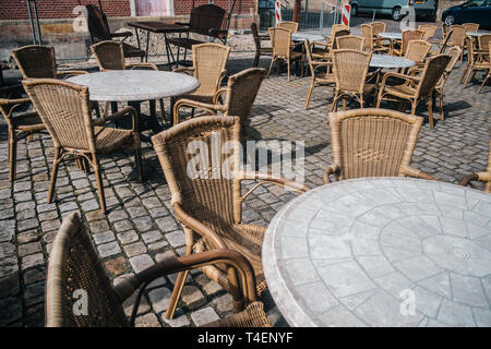 Blick auf leere Outdoor Cafe in Bad Bentheim, Deutschland, mit gemütlichen Dekorationen Stockfoto