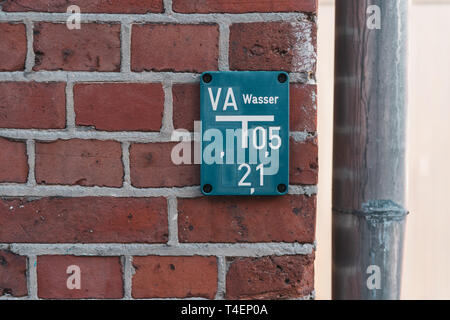 Blau hydrant Tabelle auf Red brick wall Stockfoto