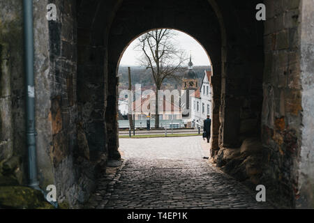 Mittelalterlichen europäischen Castle Arch mit Blick auf der Straße Stockfoto