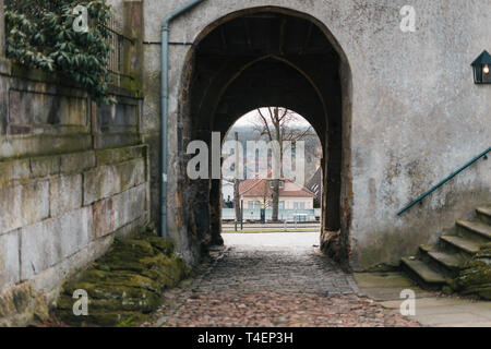 Mittelalterlichen europäischen Castle Arch mit Blick auf der Straße Stockfoto