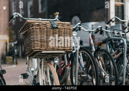 Klassische Fahrrad mit Korb in Amsterdam, Europa Stockfoto