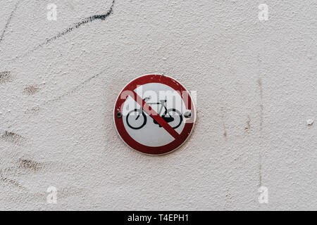 Schild an der Wand. Keine Fahrräder Stockfoto