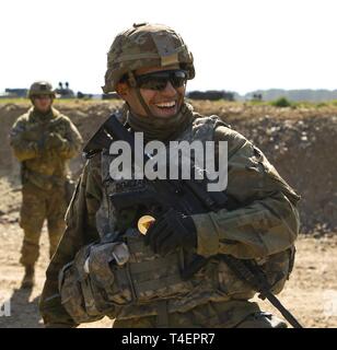 Pvt. Anthony Demczar, die Kavallerie Scout mit der 1 Battalion, 35th Armored Regiment, 2. gepanzerte Brigade Combat Team, 1. Panzerdivision aus Fort Bliss, Texas, Lächeln, nachdem Sie eine Münze aus dem Bataillon Führung während einer Live Fire Übung auf Drasko Pomorskie Training Area in Drawsko Promorskie, Polen, April 1. An der Richtung des Verteidigungsministers der 2. Gepanzerten Brigade Combat Team, 1. Panzerdivision, bereitgestellt von Europas Fähigkeit der US-Armee zu schnell Alert, Recall zu üben und im Notfall bereitzustellen. In den nächsten Wochen wird die 2. ABCT condu Stockfoto