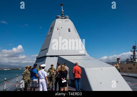 PEARL Harbor, Hawaii (Apr. 2, 2019) Feuer 1. Klasse Timothy Luckritz Controlman, von Richland, Mo, spricht mit Reportern während einer Tour von geführte Anti-raketen-Zerstörer USS Zumwalt (DDG 1000). Zumwalt leitet den Hafen besuchen Sie als Teil ihrer Routinetätigkeiten im östlichen Pazifik. Zumwalt Klasse Zerstörer bieten die Marine mit agilen militärische Vorteile im Meer und mit Bodentruppen an Land. Stockfoto