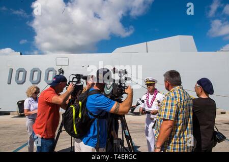 PEARL Harbor, Hawaii (Apr. 2, 2019) Kapitän Andrew Carlson, kommandierender Offizier der geführte Anti-raketen-Zerstörer USS Zumwalt (DDG 1000), spricht mit Reportern auf einer Pressekonferenz auf der Pier neben dem Schiff. Zumwalt leitet den Hafen besuchen Sie als Teil ihrer Routinetätigkeiten im östlichen Pazifik. Zumwalt Klasse Zerstörer bieten die Marine mit agilen militärische Vorteile im Meer und mit Bodentruppen an Land. Stockfoto