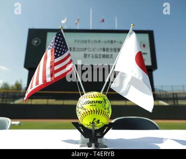 Verehrte Besucher, Marine Corps Air Station Iwakuni Führung und Iwakuni Stadt Führung beteiligen sich in einer Unterzeichnung Vereinbarung Zeremonie an Kizuna Stadion in Iwakuni City, Japan, April 4, 2019. Die Zeremonie bestätigt die Auswahl der USA Softball Frauen Nationalmannschaft der Iwakuni Stadt das Team zu bewirten, während Sie die kizuna Stadion Sportanlage als Ausbildungsstätte für die Olympischen Spiele 2020 in Tokio zu nutzen. Das Stadion ist eine gemeinsame Nutzung von lokalen Japanischen und WAB Iwakuni Bewohner. Stockfoto