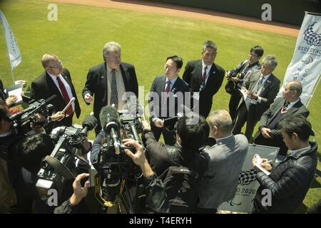 Von links nach rechts, Chris Sebren, das Team USA Direktor der nationalen Teams; John gouveia, der Präsident der USA Softball; und Yoshihiko Fukuda, der Bürgermeister der Stadt Iwakuni, beantworten Fragen aus der lokalen Medien in Iwakuni City, Japan, April 4, 2019. Verehrte Besucher, Marine Corps Air Station Iwakuni Führung und Iwakuni Stadt Führung nahmen an einer Unterzeichnung Vereinbarung Zeremonie an Kizuna Stadion. Die Zeremonie bestätigt die Auswahl der USA Softball Frauen Nationalmannschaft der Iwakuni Stadt das Team zu bewirten, während Sie die kizuna Stadion Sportanlage als Ausbildungsstätte für die 2020 Olymp nutzen Stockfoto