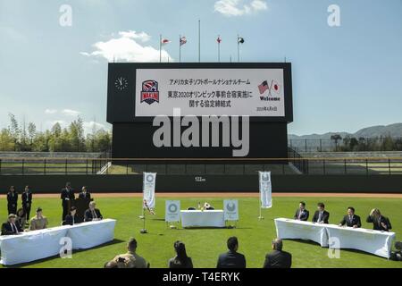 Verehrte Besucher, Marine Corps Air Station Iwakuni Führung und Iwakuni Stadt Führung beteiligen sich in einer Unterzeichnung Vereinbarung Zeremonie an Kizuna Stadion in Iwakuni City, Japan, April 4, 2019. Die Zeremonie bestätigt die Auswahl der USA Softball Frauen Nationalmannschaft der Iwakuni Stadt das Team zu bewirten, während Sie die kizuna Stadion Sportanlage als Ausbildungsstätte für die Olympischen Spiele 2020 in Tokio zu nutzen. Das Stadion ist eine gemeinsame Nutzung von lokalen Japanischen und WAB Iwakuni Bewohner. Stockfoto