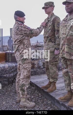 Oberstleutnant Michael Breuer, deutsche Armee Vertrauensdozent an der United States Military Academy in West Point, Auszeichnungen der deutschen Streitkräfte Proficiency Abzeichen der New York Army National Guard Soldaten, nachdem Sie den 12-Mile ruck Teil der besten Krieger Wettbewerb in West Point, New York, 30. März 2019 abzuschließen. Die besten Krieger Wettbewerb statt, März 27-30, 2019, ist eine jährliche Veranstaltung, in der Junior Soldaten Soldaten und Unteroffiziere aus verschiedenen New York Army National Guard Einheiten in mehreren Veranstaltungen bestimmt sind, ihre militärischen Fähigkeiten und Wissen zu testen konkurrieren, sowie Ihre physische Stockfoto