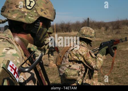 Soldaten der 12. der georgischen Armee Infanterie Bataillon Angriff durch eine objektive mit speziellen Zweck Marine Air-Ground Task Force-Crisis Response-Africa 19.1, Marine Europa und Afrika während der abschließenden Übung Teil der Platinum Eagle 19.1, eine multilaterale Übung am Babadag, Rumänien statt, 19. März 2019. SPMAGTF-CR-AF ist eingesetzt Krise - Reaktion und Theater zu leiten - Security Operations in Afrika und die Förderung der regionalen Stabilität durch die Durchführung von militärischen Übungen in ganz Europa und Afrika. Stockfoto