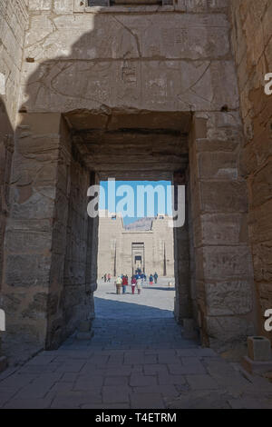 Luxor, Ägypten: Touristen besuchen Medinet Habu, der Totentempel von Ramses III., einen wichtigen neuen Königreich Struktur auf dem Westufer des Nil. Stockfoto