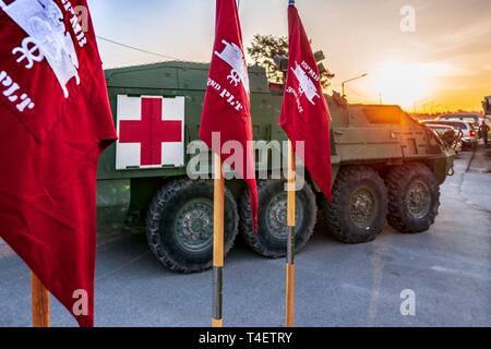 Sonnenaufgang über ein M1133medizinische Evakuierung Fahrzeug (MEV) gerade nach dem letzten Kandidaten das letzte Ereignis abgeschlossen wurde am 2. April 2019. Stockfoto