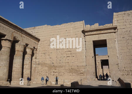 Luxor, Ägypten: Touristen besuchen Medinet Habu, der Totentempel von Ramses III., einen wichtigen neuen Königreich Struktur auf dem Westufer des Nil. Stockfoto