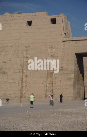 Luxor, Ägypten: Touristen besuchen Medinet Habu, der Totentempel von Ramses III., einen wichtigen neuen Königreich Struktur auf dem Westufer des Nil. Stockfoto