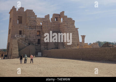 Luxor, Ägypten: Touristen besuchen Medinet Habu, der Totentempel von Ramses III., einen wichtigen neuen Königreich Struktur auf dem Westufer des Nil. Stockfoto