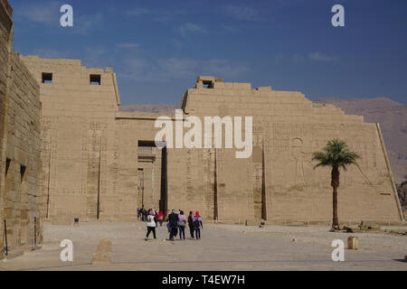 Luxor, Ägypten: Touristen besuchen Medinet Habu, der Totentempel von Ramses III., einen wichtigen neuen Königreich Struktur auf dem Westufer des Nil. Stockfoto