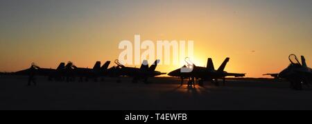 KEY WEST, Fla. (30. März 2019) der US-Navy Blue Angels F/A-18 Hornissen auf der Flightline am Naval Air Station Key West gesäumt sind, wie sie sich vorbereiten, in der 2019 die Südlichste Luft spektakuläre Air Show zu fliegen. Die Zweitägigen show 20.000 Zuschauer angezogen und präsentiert den Stolz und die Professionalität der US Navy. Naval Air Station Key West ist die State-of-the-art Facility für den Kampf Jagdflugzeug aller militärischen Services, bietet erstklassige pierside Unterstützung der U.S.- und ausländische Marineschiffe, und ist das Premier Training Center für die Oberfläche als auch die darunter liegende militärische Operationen. Stockfoto