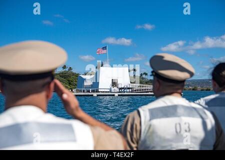 PEARL Harbor, Hawaii (Apr. 4, 2019) Kapitän Carl Anderson, kommandierender Offizier der geführte Anti-raketen-Zerstörer USS Zumwalt (DDG 1000), macht die USS Arizona Memorial. Zumwalt leitet den Hafen besuchen Sie als Teil ihrer Routinetätigkeiten im östlichen Pazifik. Zumwalt Klasse Zerstörer bieten die Marine mit agilen militärische Vorteile im Meer und mit Bodentruppen an Land. Stockfoto