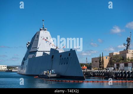 PEARL Harbor, Hawaii (Apr. 4, 2019) Geführte Anti-raketen-Zerstörer USS Zumwalt (DDG 1000) pierside in Pearl Harbor während einen Hafen besuchen. Zumwalt leitet den Hafen besuchen Sie als Teil ihrer Routinetätigkeiten im östlichen Pazifik. Zumwalt Klasse Zerstörer bieten die Marine mit agilen militärische Vorteile im Meer und mit Bodentruppen an Land. Stockfoto