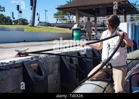 PEARL Harbor, Hawaii (Apr. 4, 2019) Lt j.g. Jennifer Rapach, von Indianna, Pa, Krawatten eine geführte Anti-raketen-Zerstörer USS Zumwalt's (DDG 1000) starre Hülle aufblasbare Boote zu einem Dock. Zumwalt leitet den Hafen besuchen Sie als Teil ihrer Routinetätigkeiten im östlichen Pazifik. Zumwalt Klasse Zerstörer bieten die Marine mit agilen militärische Vorteile im Meer und mit Bodentruppen an Land. Stockfoto