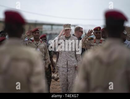 Us Marine Corps Gen. Thomas D. Waldhauser, Kommandeur der US Africa Command, begrüßt vor eine Demonstration von Soldaten aus der Armee Djiboutian Elite militärische Kraft, die schnelle Intervention Bataillon, bei einem Besuch mit dem Senior Djiboutian Beamten einschließlich der Generalstabschef der Streitkräfte Dschibuti Gen. Zakaria Cheik Ibrahim, an einem Training Base in Dschibuti, 21. März 2019. Waldhauser besucht, um das Wachstum und die Entwicklung der Djiboutian Sicherheitskräfte zu diskutieren. Stockfoto