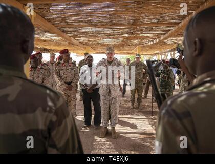 Us Marine Corps Gen. Thomas D. Waldhauser, Kommandeur der US Africa Command, spricht mit Soldaten aus der Armee Djiboutian Elite militärische Kraft, die schnelle Intervention Bataillon, nach einem taktischen Demonstration bei einem Besuch mit dem Senior Djiboutian Beamten einschließlich der Generalstabschef der Streitkräfte Dschibuti Zakaria Cheik Ibrahim, an einem Training Base in Dschibuti, 21. März 2019. Waldhauser besucht, um das Wachstum und die Entwicklung der Djiboutian Sicherheitskräfte zu diskutieren. Stockfoto